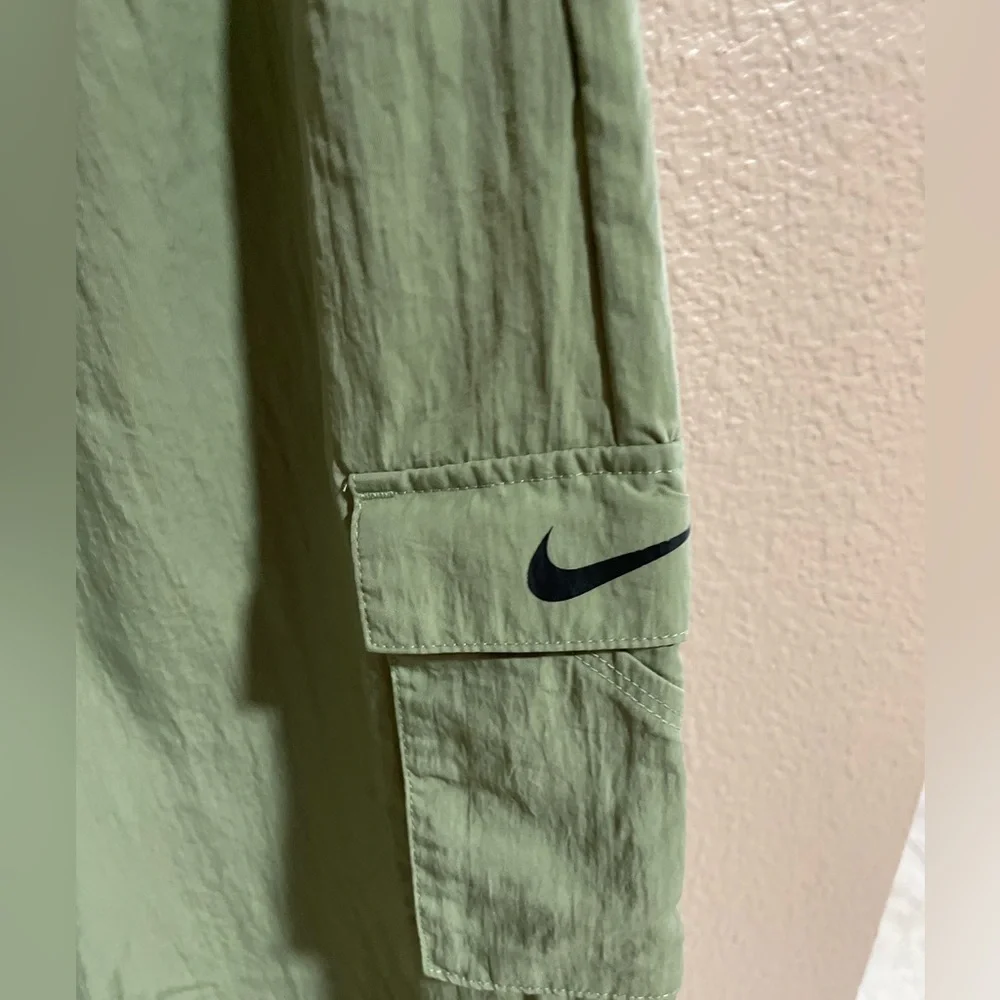 Women’s nike windbreaker sage green Pants